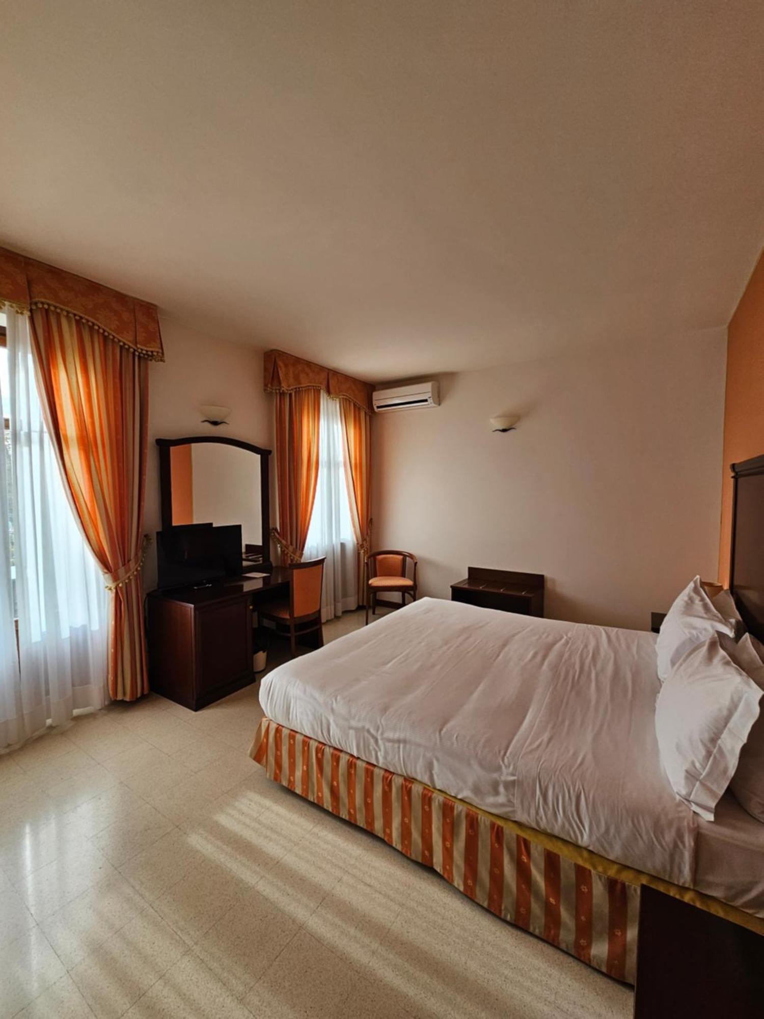 Hotel Lauri Neive