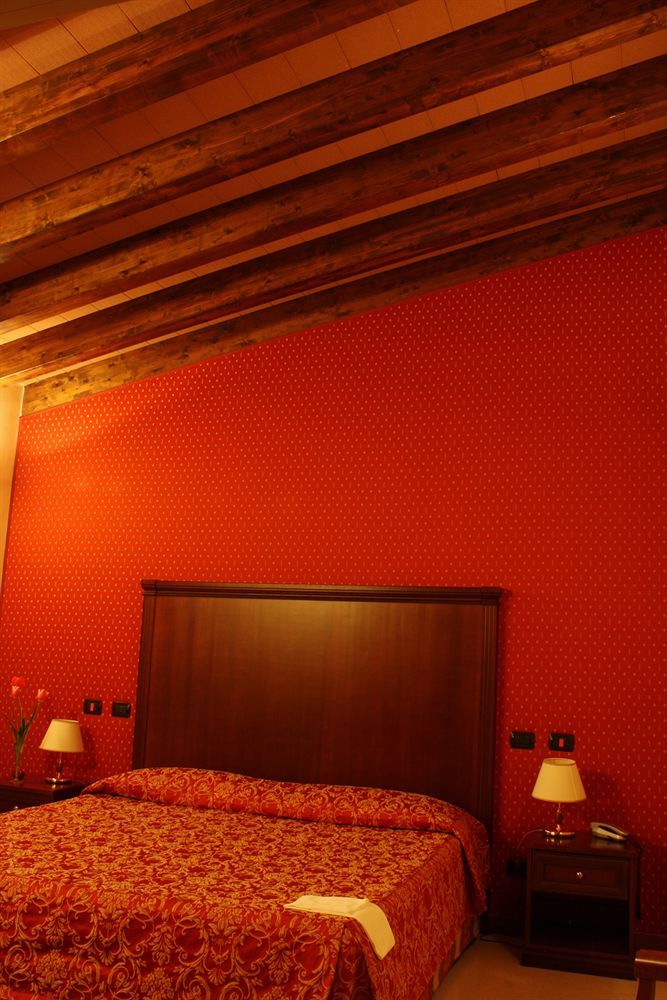 Lauri Hotel 3*